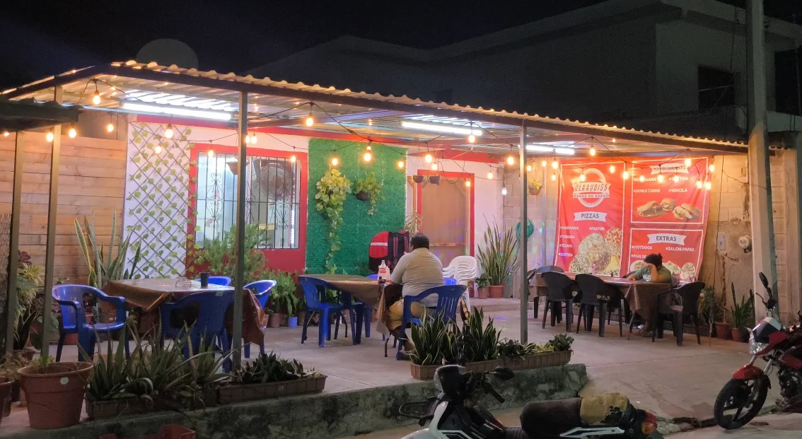Área de atención de Pizzas Claaudiss por la noche