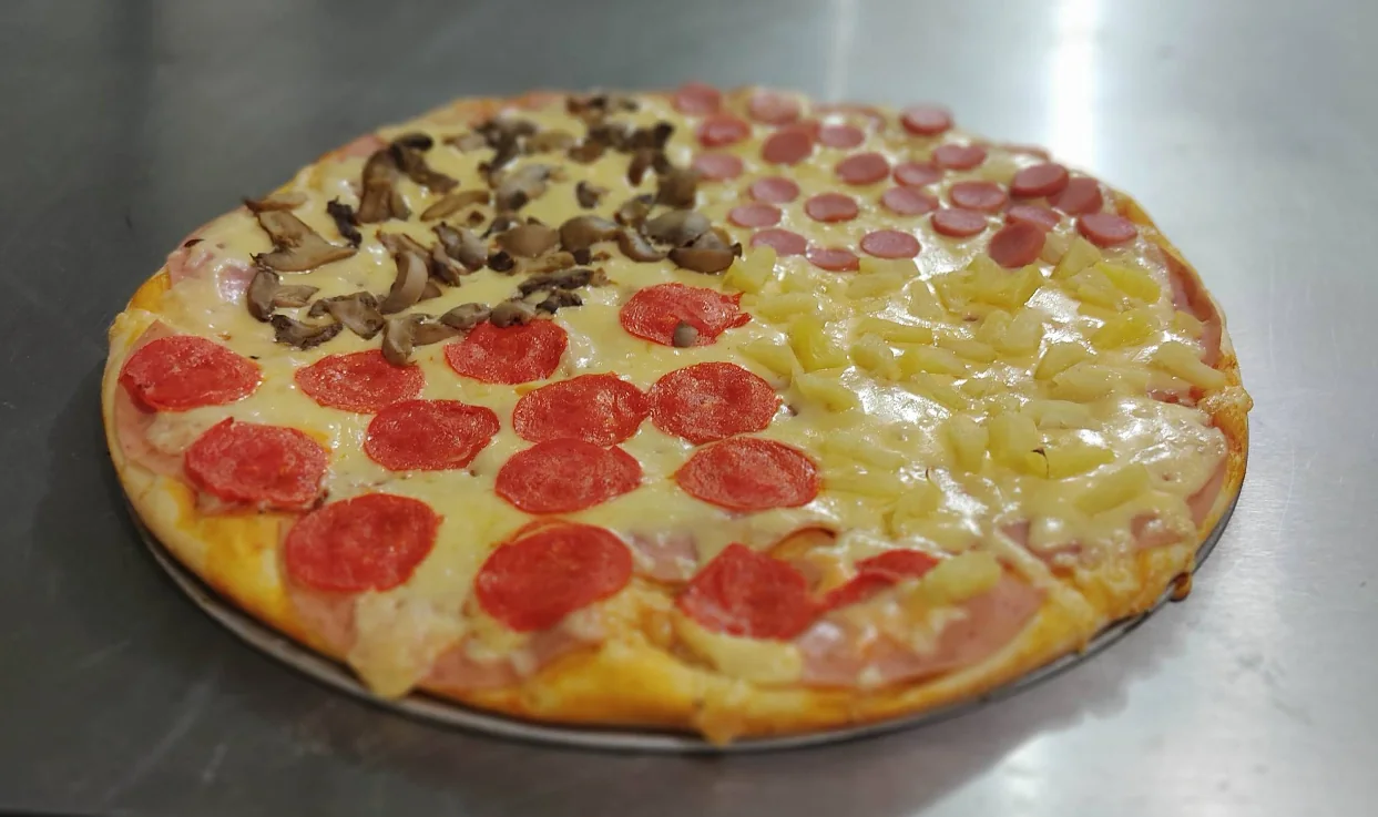 Pizza dividida en cuatro sabores
