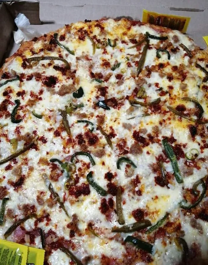 Pizza con carne al pastor y pimientos