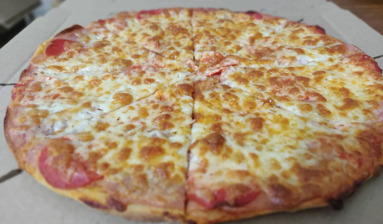 Pizza de queso gratinado